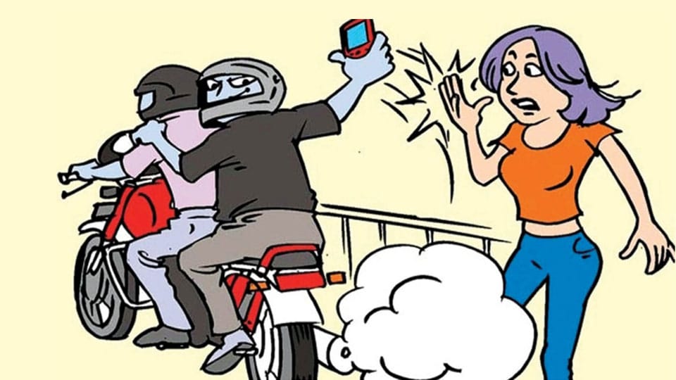 Mysuru-Centre-turns-into-cell-phone-snatching-hub